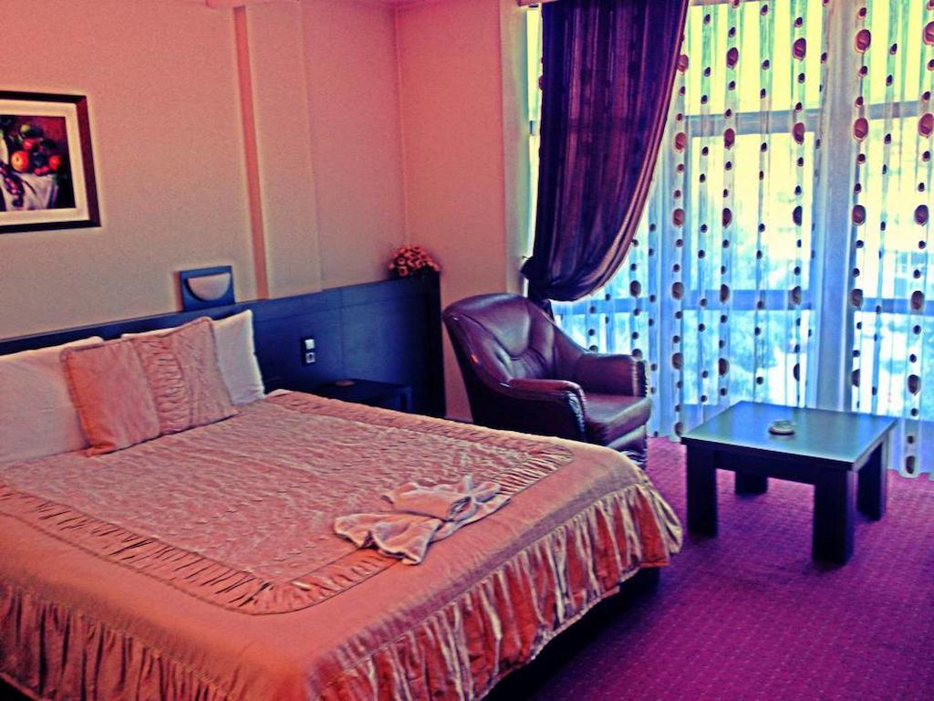 Hotel Real Pristina Exteriör bild