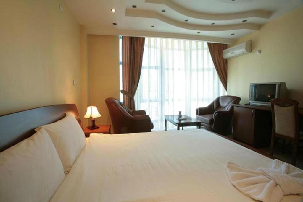 Hotel Real Pristina Exteriör bild