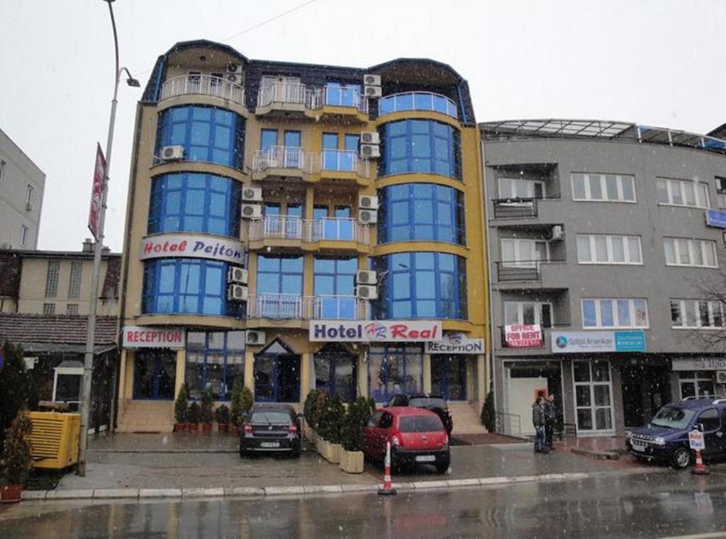 Hotel Real Pristina Exteriör bild