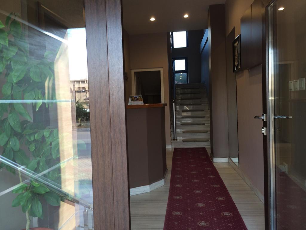 Hotel Real Pristina Exteriör bild