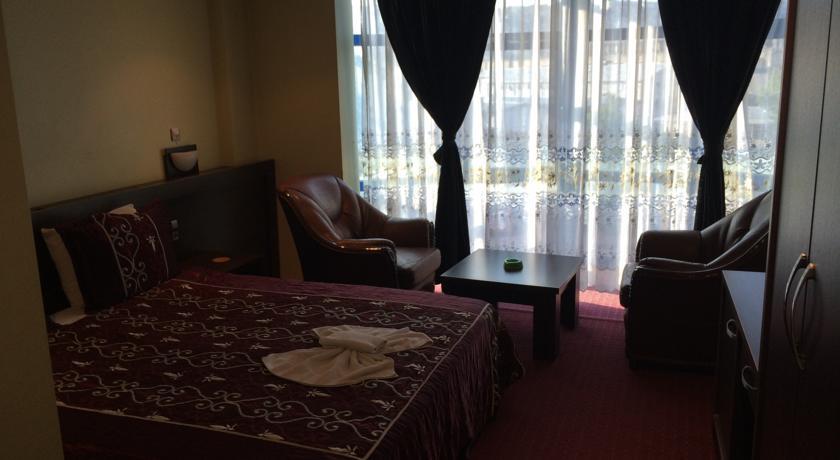 Hotel Real Pristina Exteriör bild