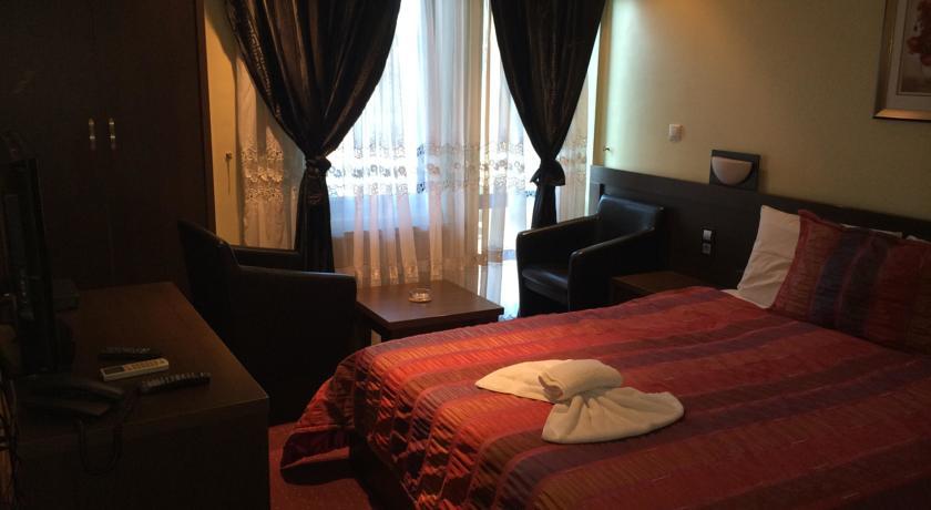 Hotel Real Pristina Exteriör bild