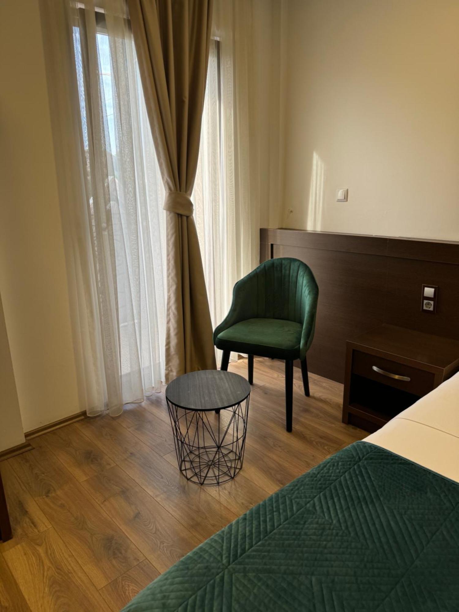Hotel Real Pristina Exteriör bild