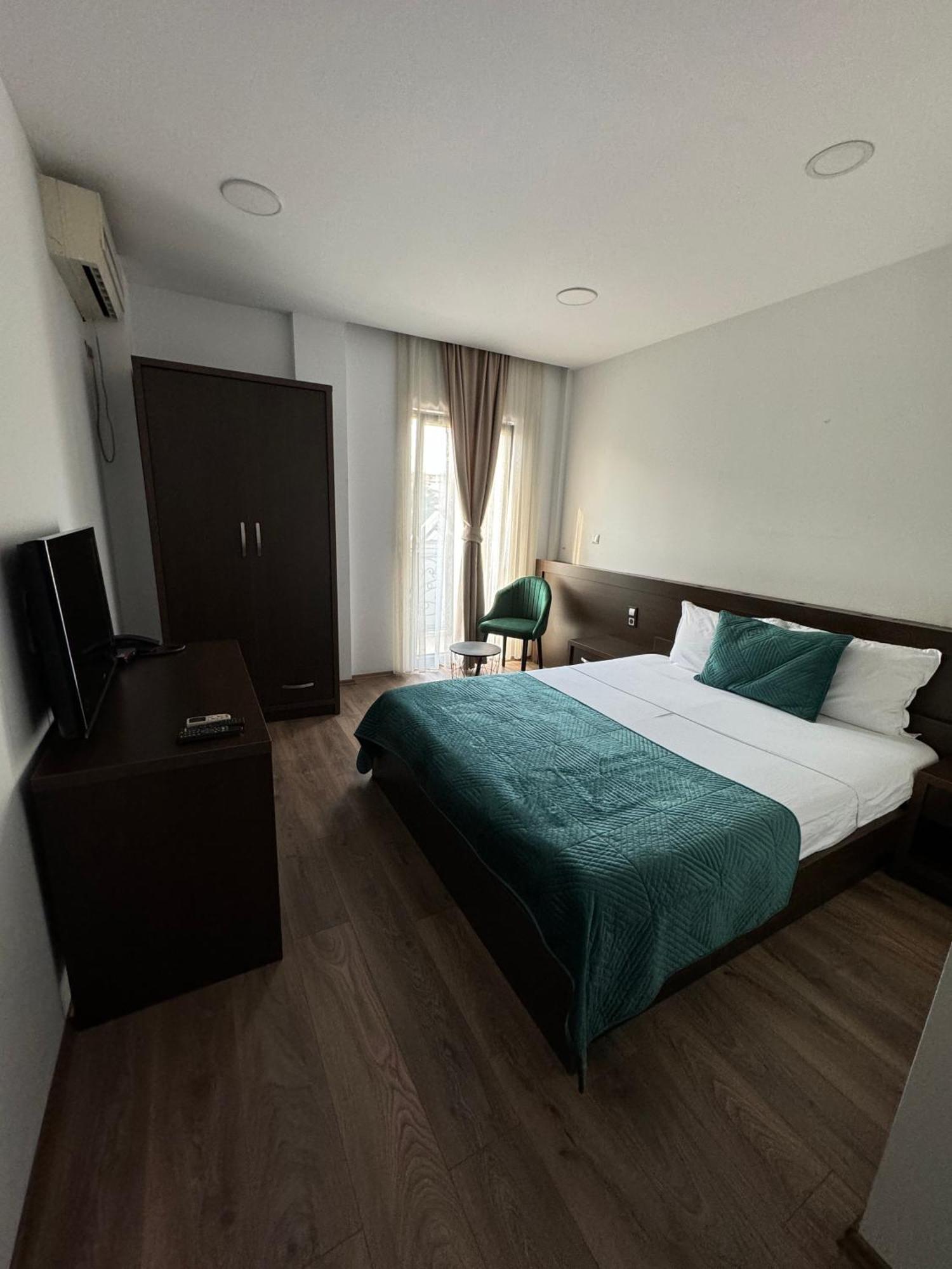 Hotel Real Pristina Exteriör bild