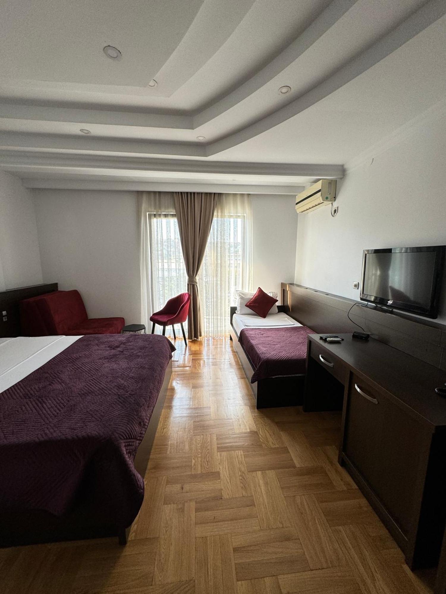 Hotel Real Pristina Exteriör bild