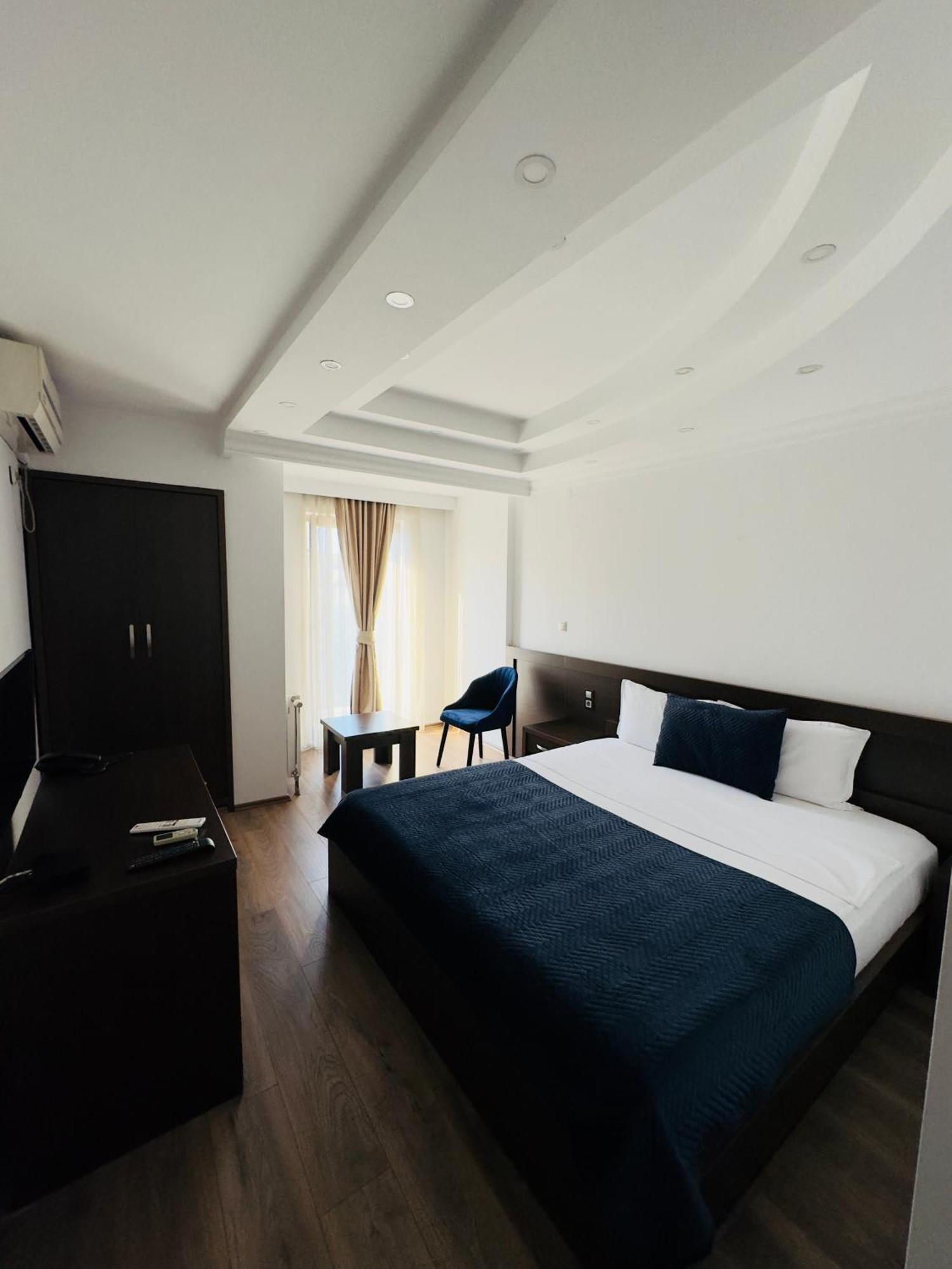 Hotel Real Pristina Exteriör bild