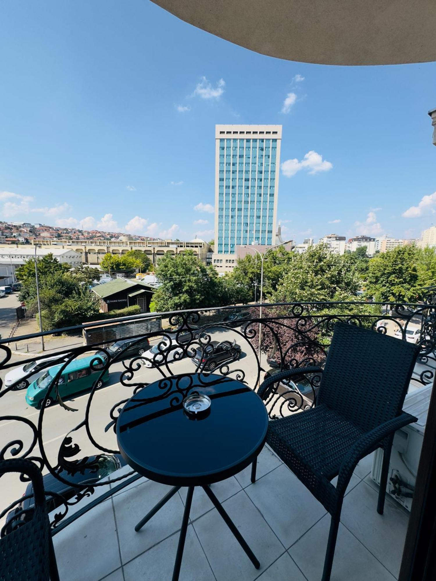 Hotel Real Pristina Exteriör bild
