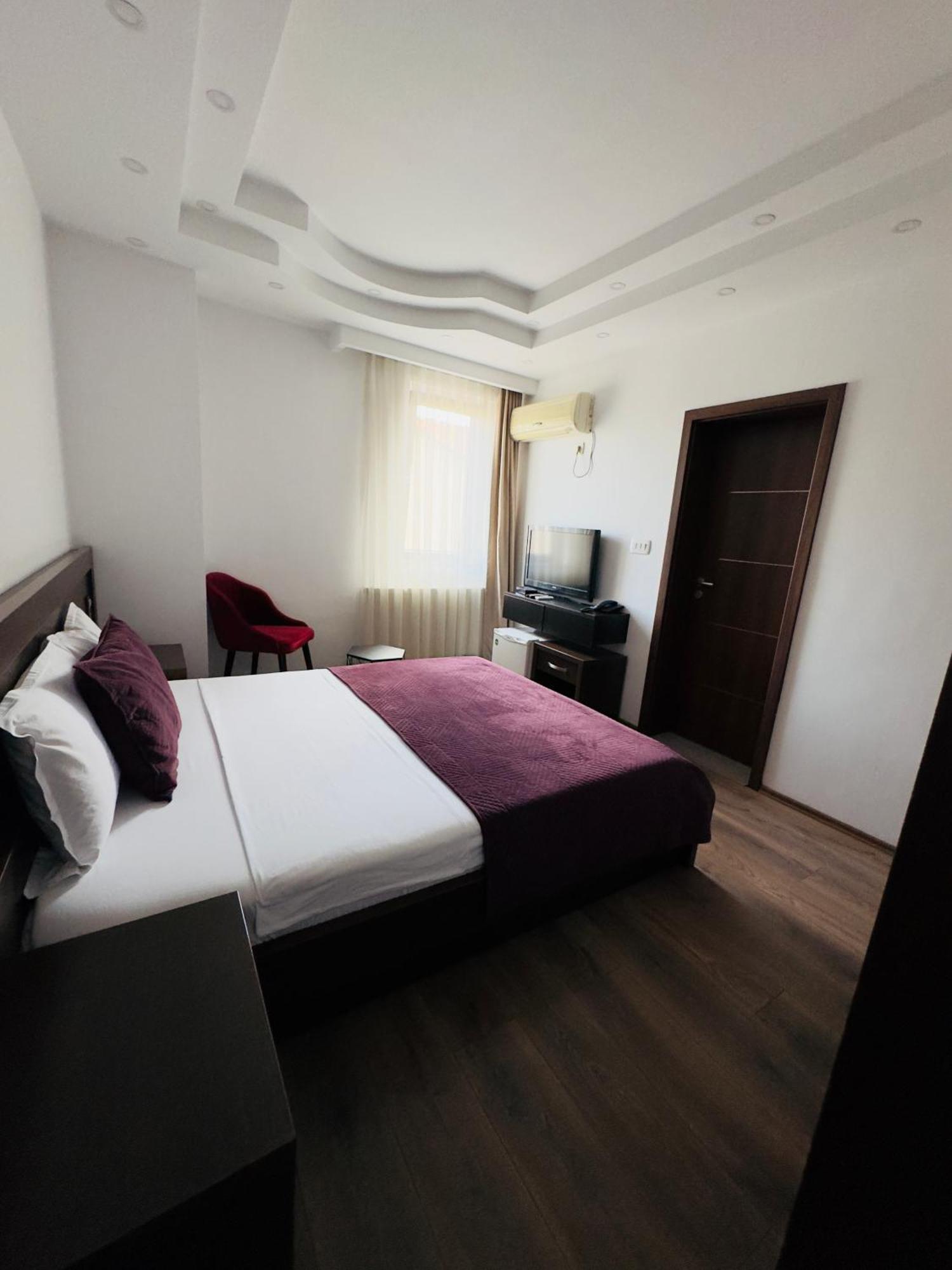 Hotel Real Pristina Exteriör bild
