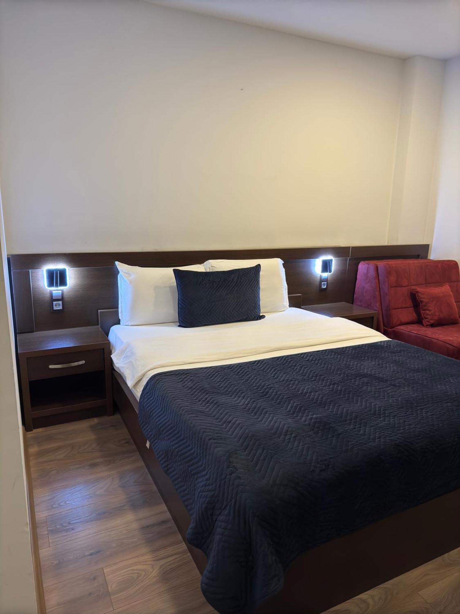 Hotel Real Pristina Exteriör bild