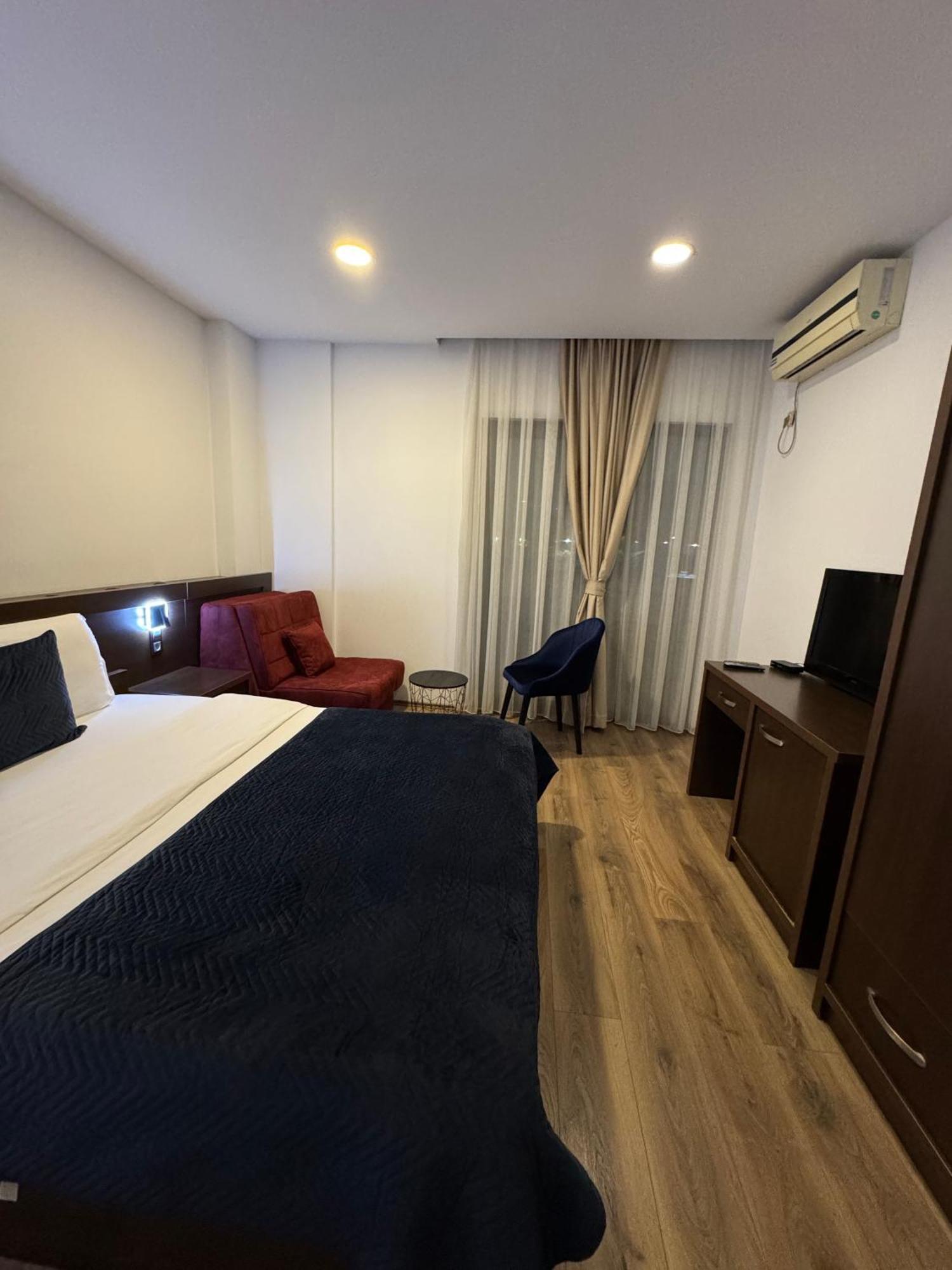 Hotel Real Pristina Exteriör bild