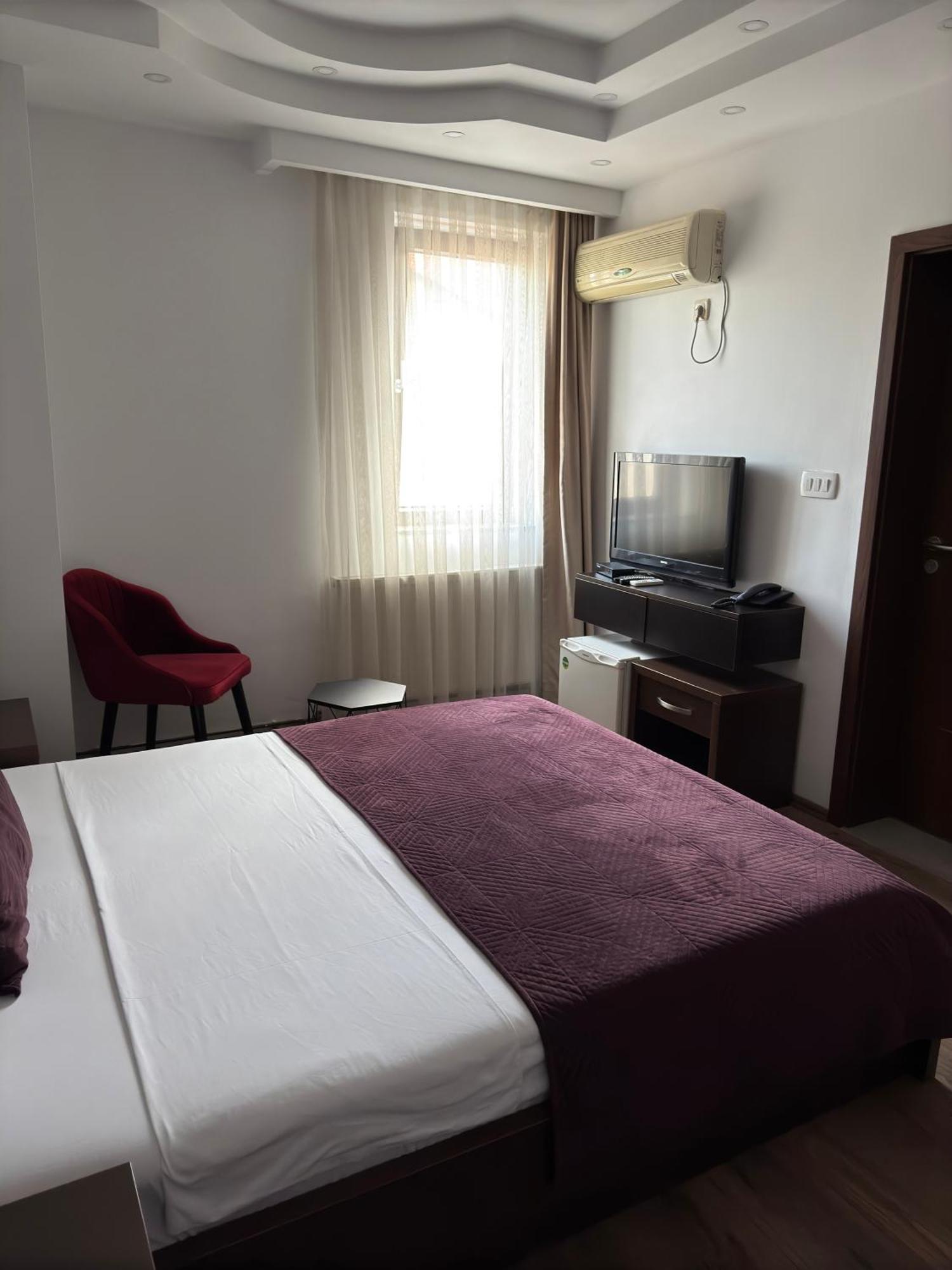 Hotel Real Pristina Exteriör bild