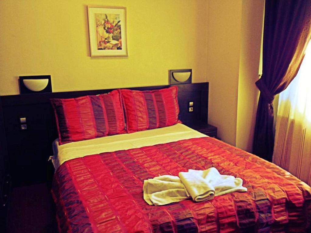 Hotel Real Pristina Rum bild
